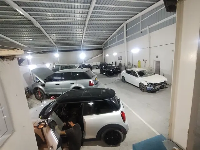 Range Rover Sport and Mini in the main workshop hall